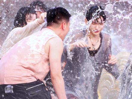 臭男人下手这么狠!泼得我小猪喊麻麻~!!
#周震南音你而来 #音你而来#西双版纳泼水节 #西双版纳旅游