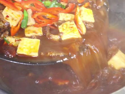 “天南地北年夜饭”年三十做上这道“牛肉锅仔”又学了一道拿手菜