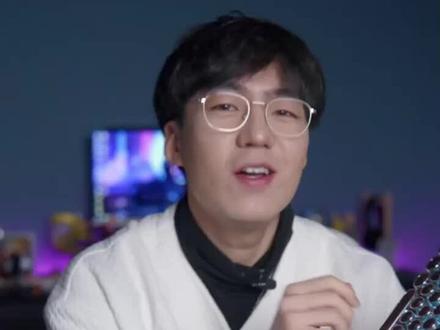 入门级机械键盘首选,复古造型加上炫酷的灯效,这个颜值真的是爱了#机械键盘 #游戏外设 #沉浸式体验
