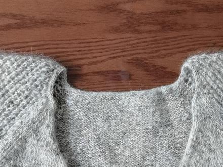 从上往下编织大鸡心领毛衣的方法,鸡心领可大可小,学会了举一反三可以织成开衫