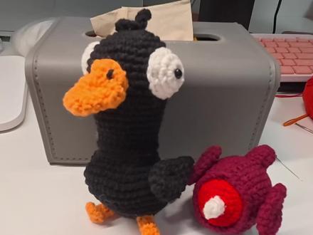 鹅鸭杀玩偶挂件 我知道大家一定会问主包到底多少才能做这个,是这样,主包不是专门干这行的,所以不会像老头老太太那样有时间,主播也比较笨没有专业人士做的快,所以对于主播来说,这个成本就很高了,如果要做肯定是会定很高的数,当然我知道这是我的个人原因,对于买家来说如果一个玩偶180相当于抢一样,再好能好到哪去,所以本来主播没打算做的,也给大家出了教程,但是确实有一小部分人特别喜欢这个,并且平时消费水平也比较高,觉得180不算什么,所以如果是这样的话那就两全其美,这个数足够让我就算熬夜不睡觉也要做出来,你们也能开开心心的拿到自己专属颜色的鸭子挂件。
100:裸鸭,没有围巾等配件,只能做我手里现有的颜色,不包邮,并且等的时间会很久,排在180的后面做,会让我姥姥帮我做,所以有一定概率可能没有我做的精致
180:我自己做,可以选颜色然后我现买线,有配件(帽子围巾圆点之类的),只要是主播能做的配件都可以尝试一下定制做,(主播现在在尝试在中间加磁铁),包邮(普通快递,顺丰的话发到付)
我在这里说这么多就是求大家不要批评我,主播很脆弱的,我不是割大家韭菜故意搞这么贵,如果大家觉得不合适就可以看我发的教程,有不会的地方都可以问我的。
发在这里是因为评论我一个一个回不过来,我自己发评论又会被吞掉,所以干脆写在标题里。谢谢大家喜欢我的鸭子哦~
#鹅鸭杀 #鹅鸭杀手游 #鹅鸭杀有多好玩 #鸭子杀 #呆呆鸟