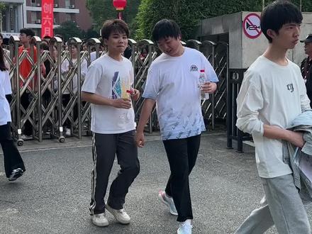 2023年湖南高考岳阳市第十五中学考点第二天英语科目下考视频,听说你们从考生下考的表情上可以分析出考试科目的难易程度?那大家看看,2023全国新高考l卷英语难吗?我是看不出,只知道下考不到五分钟,微博李华已经被骂上热搜,沦陷了😬#祝高考学子金榜题名前程似锦