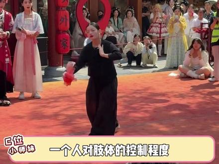 我就说,她拿个塑料袋抖抖是艺术! #清明上河园 #宋清 #宋清编舞 #跳舞 #惊艳