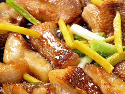 姜葱煎焗鲈鱼,香口下饭小孩爱吃。#鲈鱼做法 #粤菜