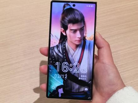 是哪个天才想出这样用三折叠的啊#华为MateXTs #见非凡 #华为三折叠 #凡人修仙传 #韩立是捅了美人窝吧