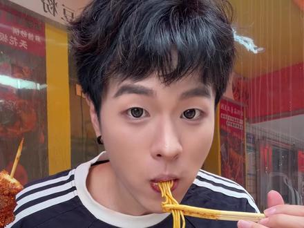 大学城美味!烧辣椒皮蛋拌面~这一口舒服… #大学城美食 #长沙美食 #烧辣椒皮蛋凉面 #美食vlog