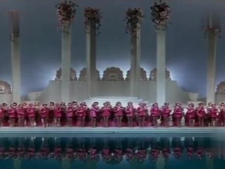 出水芙蓉:水上舞蹈,很漂亮,绝对的经典电影!!!