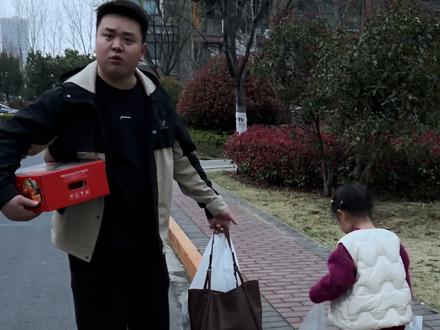 多大人了 还要小孩教你做事??#小棉袄 #一家三口日常 #搞笑 #无敌小悦悦