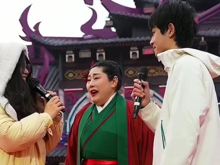 2月17号开封王婆空降盐城大纵湖,还有山海奇遇灯会无人机演绎和百余名高颜值NPC互动,早鸟票你们赶紧囤#盐城年味尽在纵湖灯会 #纵湖山海奇幻夜 #王婆说媒 #盐城春节活动 #盐城亲子游玩