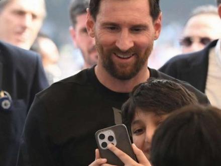 12月13日#梅西 在加尔各答湖城(Lake Town),亲自为个人雕像揭幕。之后梅西和德保罗以及苏亚雷斯,在盐湖体育场参加了Goat巡演活动。#球王梅西 #梅西印度行 #dou来足球季 #梅西雕像揭幕