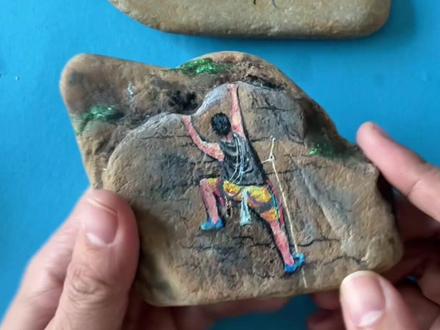 探讨石头画 今儿就把这些心得全分享给大家,希望能帮到喜欢石头画的朋友…2026年来了 大家新年快乐!~#2025艺术年鉴 #2025我的不完美艺术 #抖音青年艺术家计划