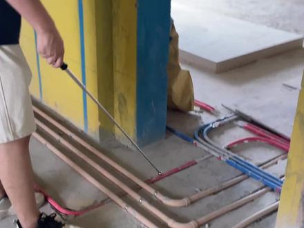 水电施工中的小细节,90°弯和大弧弯,到底哪一种更高?#中山装修 #同城装修