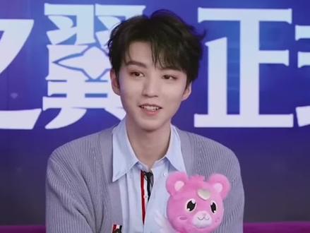 王俊凯遇到抽象人表情就这样#王俊凯可以是原唱也可以原告#王俊凯#无畏契约 #元旦瓦手福利日 #猫猫套正式上线瓦手