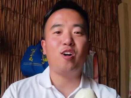 驻村书记去村民家“蹭饭”,看似“蹭饭”,实则陪伴。以心换心,用一顿饭拉近了与村民的距离。网友:接地气,赞!(人民日报记者 张文豪)@驻村书记-董桂林