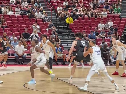 填满数据栏!中国球员杨瀚森迎来NBA夏季联赛首秀,拿下10分4篮板5助攻1抢断3封盖。微笑面对身体对抗,网友:大将之风!(人民日报记者王亮)