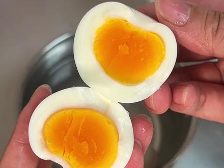 蛋神你也太会吃了吧,9分12秒这个时间你是把握的真精准哪,做出来的水煮蛋又好看又好吃#水煮蛋#彩虹蛋 #跟着蛋神学煮蛋