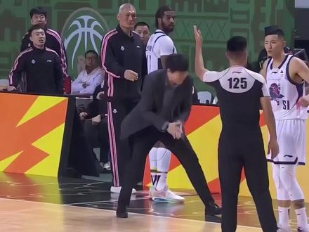 山东男篮逆转南京,克里斯被驱逐,为何说邱彪离场却团结了球队? #CBA评球大会 #dou来cba #邱彪 #山东男篮 #克里斯被驱逐离场