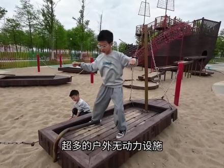 第三次来滴水湖了
这个在上海最东边的宝藏地真的太适合遛娃啦
如果你也想带娃江浙沪短途游
那这份3天2晚的超详细亲子攻略
一定能帮到你
第一天:上海天文馆-朵云书院-滴水湖儿童公园
杭州出发,自驾2个半小时,直奔上海天文馆
提前三天线上抢票,当天进馆后预约免费的展项,详细攻略可见主页笔记
游玩顺序:家园-宇宙-征程
家园:月球太阳地球的太阳系,陨石区别错过了,这几块陨石重点看:中铁、曼桂、橄榄陨石之王、镇馆之宝长兴、云铁
宇宙:星际穿越过道很震撼,沉浸式感受浩瀚星空,模拟空间弯曲的引力,通过虫洞穿越到1905年,和爱因斯坦喝喝下午茶,这一整面生日墙也很有意思,定格自己的生日瞬间
征程:展区记录了人类探索宇宙的历程。重点看:嫦娥5号探测器、祝融号火星车、1:1 天和核心舱
除了展区,还可以看球幕电影和展项课程预约
幼儿园低龄小朋友别错过了负一楼这个免费的好奇星球
类似游乐园,进去会先发一本护照,去各个星球盖章
还有海洋球攀爬网,一些互动装置也很好玩
朵云书院:
进门就是15米高的书墙,一楼有各种文创和周边。低头看书,抬头看湖
滴水湖儿童公园:
超多的户外无动力设施,整整79项。大小沙坑、秋千,好几个望不到底的攀爬网
特别是海盗船、汽车造型的装置,小朋友不断探索特别喜欢
第二天:上海海昌海洋公园
三大明星剧场必看
虎鲸真的好震撼
海狮哈哈秀
海豚剧场
水下表演有美人鱼和白鲸
户外演艺重点注意大巡游的表演时间,地点
在极地小镇
游乐:
火山大漂流强推
喜欢刺激的朋友过山车当然不能错过
网评一般的4d影院是动画片类型,冒险情节小朋友很喜欢
时空缆车是额外收费的(大人往返25,单程15)
还有小朋友最喜欢的童趣乐园
#交换世界计划 #上海滴水湖 #上海天文馆 #上海海昌海洋公园假期攻略 #江浙沪周边游 @抖音创作小助手