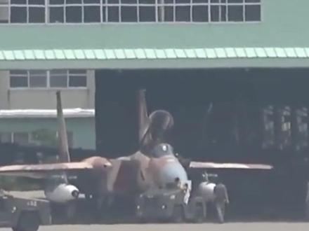 【借口防中国卫星 日本战机建伪装机库】“机库内外,我们都可以看得非常清楚!一旦挑衅,让你有家不能回!”