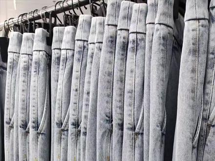 选牛仔裤技巧与经验 如何选一条适合自己的牛仔裤?视频比较长记得点赞收藏。
1. 版型
修身、廓形、高腰等不同剪裁适合不同身材。
好的版型:从腰头到门襟、裆缝的线条流畅。
前后裆差决定舒适度:自然状态,前腰低1.5公分左右,前裆短2-3公分,活动时不卡裆。
2. 五金件决定质感和寿命
开模定制的不锈钢纽扣属于精品,普通金属扣次之,塑料扣最差。
拉链:YKK是标配,必须顺滑耐用,带锁功能更重要——拉链头朝下自动锁死,避免尴尬下滑。
3. 洗水颜色和做工细节
洗水颜色要均匀自然,劣质牛仔裤会有生硬漂白或染色不均的问题(这点以后细讲)。
受力点必须加固:袋口、门襟、裤袢等位置要有套结工艺否则容易开线。
内里细节看档次:
打开口袋看里面,线迹要干净利落,无多余线头。
4. 腰头工艺影响舒适度
弧形腰更符合人体曲线(侧缝处有拼接),整个腰部线条呈弧形状态。更贴合腰臀曲线,弧形腰的立体剪裁从背面看更显瘦。
精品牛仔裤的口袋布一定是100%高支棉,久洗不变形,低端货会用廉价涤纶布。
5. 面料决定穿着体验
棉含量80%-95%最佳,透气亲肤,一年4季都能穿。100%棉易变型,混纺会比较好。
选牛仔裤不仅看款式,还要看版型、面料、五金、洗水、腰头设计缺一不可。按这个标准挑,才能找到真正好穿又耐久的精品。#带你走进服装厂 #源头工厂 #牛仔裤 #工厂实拍视频 #服装加工