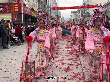 现场全程视频!“青山有幸埋忠骨,万民敬仰祭英魂!”闰二月初十日汕头市潮阳区谷饶镇张氏二房请元帅香火🙏🏼 谷饶的宋朝大元帅信仰(祭社),祭拜的是为抗击外来侵略,保家卫国,宁死不屈的民族英雄文天祥及其阵亡部下,作为无名英雄,他们的忠心护国,其精神可嘉,浩气长存。对宋军阵亡将士的祭拜、纪念,也是对文天祥爱国主义精神的肯定。自元朝至元期间,乡民便偷偷私下祭拜,及后,更是利用明朝政府的乡村祭厉政策,把祭拜合理化,公开化,演变成一道独特的民俗风景。#潮汕 #谷饶祭社 #潮汕民俗文化 #奉敬宋朝大元帅 #抖音创服星推官
