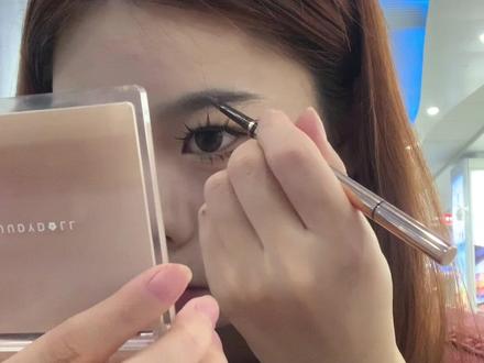 高铁站沉浸式化妆 #沉浸式化妆 #普通人化妆 #方圆脸妆容