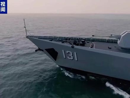 我军052D型导弹驱逐舰 突遇外舰从侧面高速接近 迅速反应驱离 多次成功应对挑衅