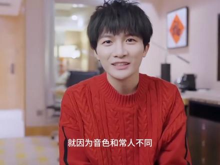 一路被质疑一路成长,三层反差,读懂周深爆红的真正原因。 周深一直活在两极评价里,有人捧他封神,有人早年直言他难成大器,认为他身形单薄撑不起舞台,音色独特只能唱古风慢歌。大众眼中的他瘦小温柔、待人谦和,看似没有锋芒,实则人生满是反差与韧劲。嗓音上,他既能演绎空灵轻柔的抒情古风曲,也能轻松驾驭爆发力十足的摇滚曲风,《荒城之日》舞台彻底打破大众固有认知,唱腔粗粝有力量,舞台感染力拉满。这份实力从不是单纯天赋,而是熬过低谷磨炼而来。年少因特殊嗓音被调侃自卑,选秀之路屡遭质疑,异国学医前路迷茫,还遭遇声带小结重创。历经风雨的他,褪去浮躁坚守本心,身处乐坛名利漩涡,不炒热度不立人设,专心做好音乐。他的歌声藏着过往的挣扎与和解,温柔治愈平凡人心,倔强撑起自己的梦想,也激励着低谷中迷茫的每一个人#音乐 #周深 #抖音精选