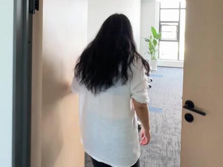 20人会议室设计|简约实用高效才是关键💡 极简实用主义,小空间也能高效开会!分享几个低成本但超实用的设计思路,小空间也能有大能量~
1. 布局:灵活不拥挤
✔ 长桌+移动椅
✔ 三面留空
2. 配色:清爽提神
🔹 墙面:浅灰/米白哑光漆,耐脏不反光。
🔹 家具:黑/深灰桌+浅色椅,对比色增加层次感。
🔹 点缀色:绿植或一幅低饱和装饰画,避免单调。
3. 设备:极简但全能
▫ 投影+白板
▫ 隐藏式插座
▫ 无线投屏
项目名称 | 洁达尼龙
项目地址 | 上海金山化工园区
项目面积 | 综合楼3000㎡ + 实验楼1500㎡ + 中控室820㎡
设计&施工单位 | cdg城视建筑
你们公司的会议室有哪些反人类设计?快来吐槽⬇️
#办公室设计 #办公空间 #设计案例分享 #设计装修 #空间设计