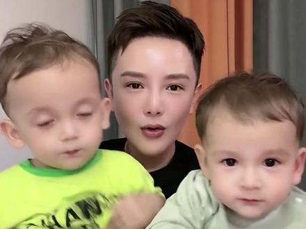 王总说抱着两个儿子像抱着亿万富翁哈哈哈!! #王小萌 #王小萌梵诗笛 #梵诗笛官方旗舰店