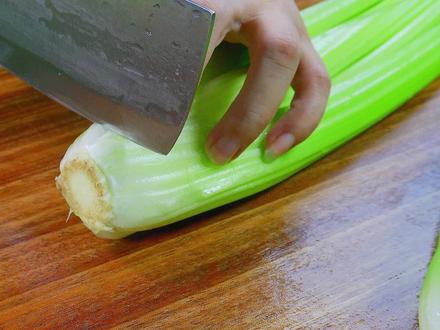 炒芹菜时要不要焯水?很多人做错了,难怪不好吃,芹菜鲜脆有诀窍 #炒芹菜 #年夜饭菜单提前曝光了