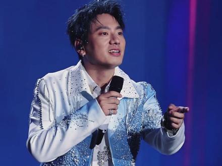 海来阿木哈尔滨演唱会与粉丝合唱《分儿币不掏》,结果自己没进去拍子真的好搞笑!#海来阿木 #来跳舞 #分币不掏 #海来阿木哈尔滨演唱会