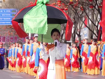 子洲籍女指挥梁雯给全市人民唱秧歌,咱别管跑不跑调,扭的好就行#在民俗里看见中国年 #民俗文化展示 #陕北榆林过大年 #秧歌扭起来 #各地民俗舞起来了