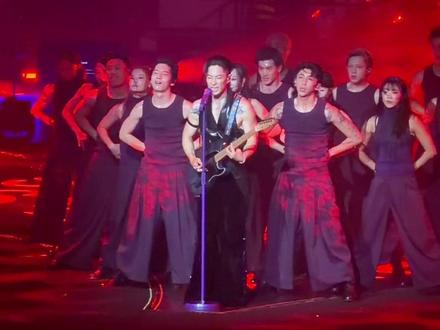 F✦FOREVER 吴建豪的新歌《杰作》,夺命三摇完整版!#FForever 上海演唱会Day3#vanness吴建豪 太会扭了吧🤩