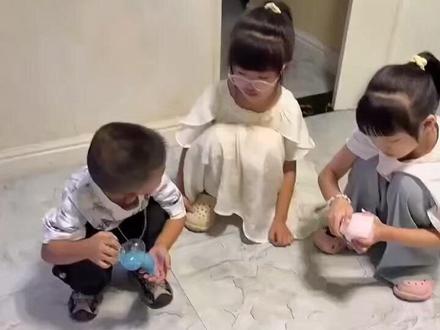 #亲子互动#1到3岁逗小孩笑的视频#儿童搞笑视频#儿童糖果视频#3到6岁儿童启蒙早教玩具视频 儿童搞笑视频,3到6岁儿童玩具萌娃搞笑,棒棒糖儿童糖果,棒棒糖儿童搞笑视频棒棒糖,吃糖果视频,3到6岁儿童启蒙益智早教,吃糖果的视频1-3岁儿童,婴幼儿安全水果糖,幼儿早教0-3岁早教启蒙,1到3岁幼儿早教益智启蒙,1到3岁幼儿早教动画,0到3岁早教儿歌,儿童糖果棒棒糖,吃糖果视频,1到3岁幼儿早教益智,儿童搞笑视频,1到3岁儿童搞笑视频,小孩子爱看的儿童视频,1到3岁逗小孩笑的视频,亲子互动,人类幼崽,儿童爱看的小视频,3-6岁儿童动画视频,小孩子爱看的视频,小朋友宝宝搞笑视频,儿童爱看的小视频搞笑视频,小朋友都爱看,儿童动画小视频