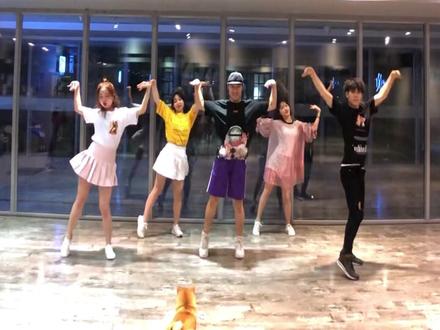 今天的 #桃花笑 有观众哦,你们猜猜是谁?哈哈 @抖音小助手