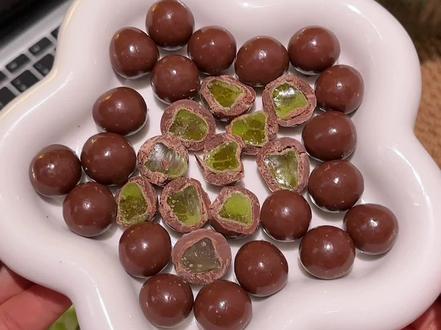 旺仔是真有点东西,新出的青提QQ糖巧克力豆超惊艳,醇香丝滑的巧克力搭配一整颗青提味qq糖,酸甜q弹,简直好吃到离谱 #旺旺 #巧克力#巧克力控 #好吃到停不下来 #零食推荐