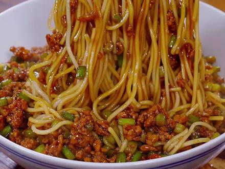 以后要是想吃面条,你就像我这样做个蒜苔肉末打卤面,酱香浓郁,全家人都爱吃