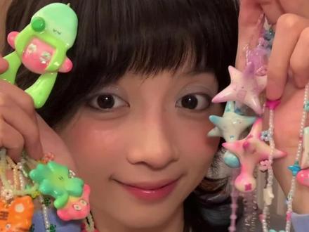 帽子小人们喂! 这次分享的是我的帽子小人系列手作作品。大家都知道帽子小人们每一个都萌萌滴,还不知道它们的来源吧!今天我就把帽子王国的故事带给大家~
这里有一群与帽子共生的帽子小人族,它们一年四季都戴着一顶帽子。
一开始只有一个人戴着不愿摘下的帽子,接着他遇见了另一个,再接着遇见了很多很多个。
最终它们在这个世界的某个地方建立了自己的国度——帽子王国。
我在一个不经意的旅途中遇见了它们,将它们称为“帽子小人”。
我发现每个帽子小人头上的帽子都有所不同,甚至随着时间的增长,帽子上的内容会增加,增加的部分竟然是这个帽子小人的人生经历!
我决定将这个有趣的现象带给大家,于是开始研究关于“帽子王国”的一切。
原来帽子小人和它的帽子共生,它们不愿意摘下帽子是因为它们的心脏长在里面!
帽子小人永远都不会变老,竟然是因为帽子代替了它们成长!
可能每个人头上都有一顶隐形的帽子……
或许你不想被扣上不好的帽子,那如果是美好又特别的那种帽子呢?
我想如果是我的话,我会给自己戴一顶画家帽,随着时间的增长画家帽上会出现越来越多的我创作的世界、角色、花花草草!
你呢?你会给自己戴上什么样的帽子呢!
#Asuka的幻想生物乐园 #帽子小人的国度 #文师傅祝你开心 #原创 #手工