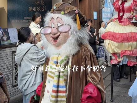 我们或许都曾破碎坠落过,但我们终会被托起治愈! #霸王茶姬 #桂花香就见面 #霸王茶姬桂馥兰香