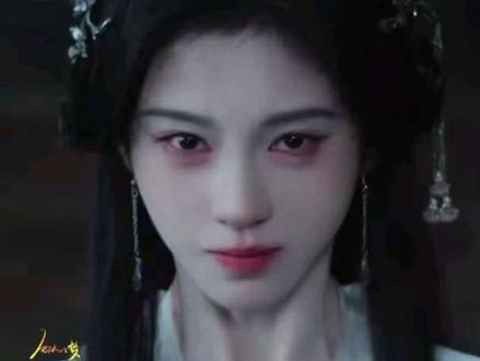 看了这么久才知道露芜衣已经轮回无数次了!
为了收拾姐姐留下的烂摊子
她动用了禁忌的回溯之术
一次、两次、无数次…
那场梦太真了
她眼睁睁看着姐姐在眼前被杀死
那画面刻进魂魄,痛得无法呼吸
所以一次次重启时间
想替寄灵改命,也想护姐姐周全
可天道反噬如刀割
每次回溯都在消耗露芜衣的生命
而梦里的画面一遍遍重演
因为姐姐让旱魃开口
造成了旱灾 寄灵为此献祭
所以才有了无数次回溯
看着姐姐的死亡,寄灵的诀别
她都无法改变
最后只能困在轮回里
一遍遍承受苦楚 最终消散
全剧最苦的小苦瓜啊!
#鞠婧祎#露芜衣