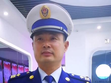 从事消防救援工作23年的老班长身上挂满了军功章!!!@抖音小助手