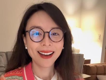 之前说的秒睡技巧来啦!一起睡个好觉吧 很多小伙伴期待的关于如何秒睡的分享来啦!我以前是习惯性失眠的体质,但现在也训练出了长时间工作的作息下秒睡,15分钟也能打个盹的能力。下面就来分享一下关于睡眠的秘诀。
1️⃣静坐,学习观呼吸。通过呼吸这种节律运动,来帮助我们增加血清素。
2️⃣睡前半小时尽量不看手机
3️⃣把灯光调成暖色
4️⃣平躺,扫描身体的每一寸皮肤
5️⃣ 实在睡不着也不要焦虑,可以拿一本喜欢的书好好读一读。
PS. 如果前一晚没睡好,起床后做15分钟hiit,让心率冲到70-80%,一样能让大脑活跃起来去处理重要的工作。
人生这么长,有几天睡不着不是很正常吗!失眠的小伙伴可以去试试我的方法,期待你们的反馈!祝大家新的一年都能秒睡!
#张静初 #正能量 #失眠 #焦虑 #快速入睡