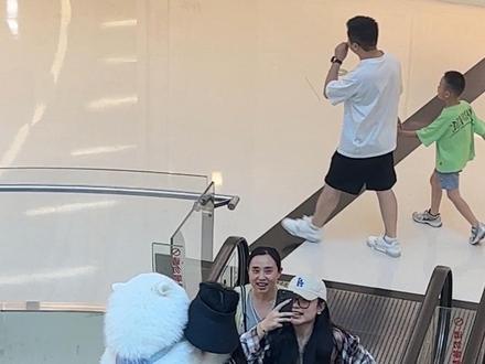 商场偶遇北极熊了 #萨摩耶 #修勾 #萌宠出道计划 #笨蛋小狗