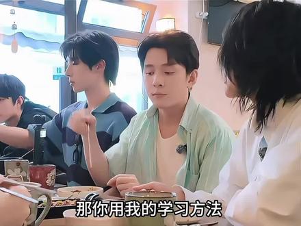 跟尚雯婕学习三个月功克英语的方法
1️⃣第一步:盲听新闻反复磨耳
去网上找20分钟一篇、20分钟一段的新闻播报作为材料。一开始你可能只能听出来20%、30%,听不出来就使劲听、反复听,用复读的方式不断重复,实在听不出来了,再去看原文内容。
2️⃣第二步:自主攻克单词与语法
第二步要自己查字典、研究语法,这项工作必须自己完成,不能靠别人教。把文章里所有单词都背下来,所有语法点都彻底搞懂。
3️⃣第三步:全文背诵并匹配原速
把这篇20分钟的文章完整背出来,而且光背下来还不够,必须背到和新闻播报的语速一样快,这一点非常关键。
4️⃣积累数量:十篇即可得心应手
不用规定每一篇要花多长时间做完,只要彻底完成就行。按照这个方法练够10篇,这门语言你基本就能运用自如、所向披靡。
尚雯婕大学时就用这个方法学法语,集中学习四个月就基本掌握了。当时每天保持15个小时的有效学习,四个月之后,甚至做梦都在用法语交流,效果非常显著。
所以重要的其实不是方法,而是行动,集中时间高强度的大量输入输出!#英语口语 #尚雯婕英语学习法