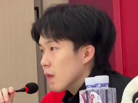 12.05新闻发布会前半段,王楚钦否定单打,莎莎进来拽椅子。