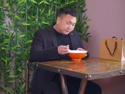 老板善心带来福报~一老板资助女孩上大学,没想到十年后改变了双方的命运~