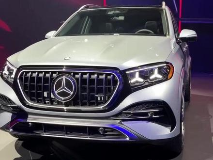 全球首发梅赛德斯GLE | AMG GLE 53 | GLS!
🌈梅赛德斯-奔驰GLE改款正式发布,它采用了全新的设计、经过调整的内饰和更新的动力系统。
▪️为GLE 450 4Matic提供动力的是经过改进的3.0升轻度混合动力直列六缸发动机。它产生的375马力与以前相同,但由于更强大的电动辅助压缩机、改进的进气凸轮轴和改进的气缸盖端口,扭矩输出从369磅英尺增加到413磅英尺。它可以在5.0秒内达到60英里/小时。
▪️梅赛德斯-AMG GLE 53混合动力车比即将推出的车型强大得多。它使用该汽车制造商的新型3.0升直列六缸发动机,该发动机还具有更大的进气系统。53的总输出功率为577马力和553磅英尺。新款GLE 53比其前代车型快0.5秒,达到60英里/小时,仅需4.4秒。
▪️GLE Coupe仅提供配备新型直列六缸发动机的450 4Matic内饰,但也有AMG变体。它的输出与常规GLE相同,但需要5.2秒才能达到60英里/小时。
▪️在车内,GLE标配了该汽车制造商的超级屏幕——三个12.3英寸的显示屏横跨仪表板,位于一块运行该品牌最新操作系统的玻璃下方。GLE将有两种新的外观颜色——深色汽油和Manufaktur Patagonia红色金属漆——以及四种新的20英寸车轮设计。
#奔驰 #梅赛德斯奔驰 #2027奔驰GLS #2027奔驰GLE #抖音汽车