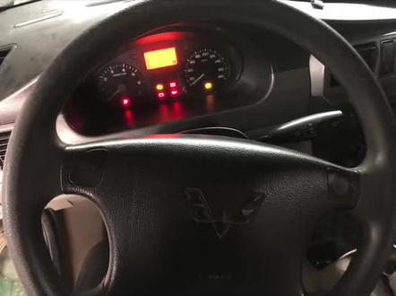 五菱荣光、ABS故障、这车我已经走了俩天的弯路了、客户报修ABS半路突然亮灯、经查找发现ABS泵1号2号17号18号针脚为供电跟搭铁、用功率试灯检测、1/2号供电以及搭铁正常、电压12伏左右、但是17/18号针脚试灯却不点亮、夹子夹搭铁检测17号针脚不能点亮、调换夹子夹正极检测18号针脚能正常点亮、说明少了正极、继续查找该保险片在电池正极桩头旁边、换新的保险片30安培、路试4/5公里左右又亮灯了、回店里、用诊断仪读取故障码、又是 “电机电流不正常故障”但是多了一个、“右前轮ABS传感器间隙故障”就在这时开始走弯路了、查线路查电阻、线路没问题、电阻跟左前传感器电阻几乎一样、数据流4轮传感器也是几乎同步、故障代码为传感器间隙故障、于是拆传感器清洗、拆轮心轴承清洗、清洗过程传感器感应头跟轮心轴承齿没有明显磨损、装车路试、大概4/5公里又亮灯、用诊断仪读取故障代码又重现同故障代码、最后报了个原厂ABS传感器、收到新的传感器检量电阻、跟旧的是几乎一样、结果装车换17号保险片、路试10多公里、没有故障代码、17号保险片也正常没爆。故障解决。
废话有点多了、请耐心看完有益无害、我只知道天下修车一家亲、所以我喜欢和你们一起分享。#五菱荣光 #五菱神车 #汽车保养与维修