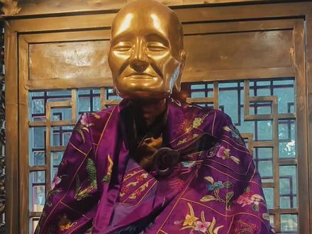 灵祥师太,湖北沔阳人,生于1924年9月12日,2013年9月11日23时安祥示寂,世寿九十。
圆寂前两月,老师太早餐后嘱:“不要把我烧了,就坐在缸里。”足见预知时至。圆寂后,气温颇高,无空调降温,缸周无蚊蝇骚扰,亦无异味,直至49天,做塔的砖瓦匠常闻缸中清香。
2016年9月19日,即老师太圆寂三年零八天,双溪讲寺为其举行开缸仪式。揭开缸盖,见老师太端坐缸内,栩栩如生;清除木炭、石灰包、檀香木等物后,衣衫虽腐,却仍双腿双盘成金刚之坐,皮肉包骨,俨然在禅定中。
如今师太肉身供于双溪讲寺中,其至理名言犹在耳畔:
事非不辩为解脱,出家人要内方外圆,内心守着规矩,对外要圆融 #九华山风景区 #旅行推荐官